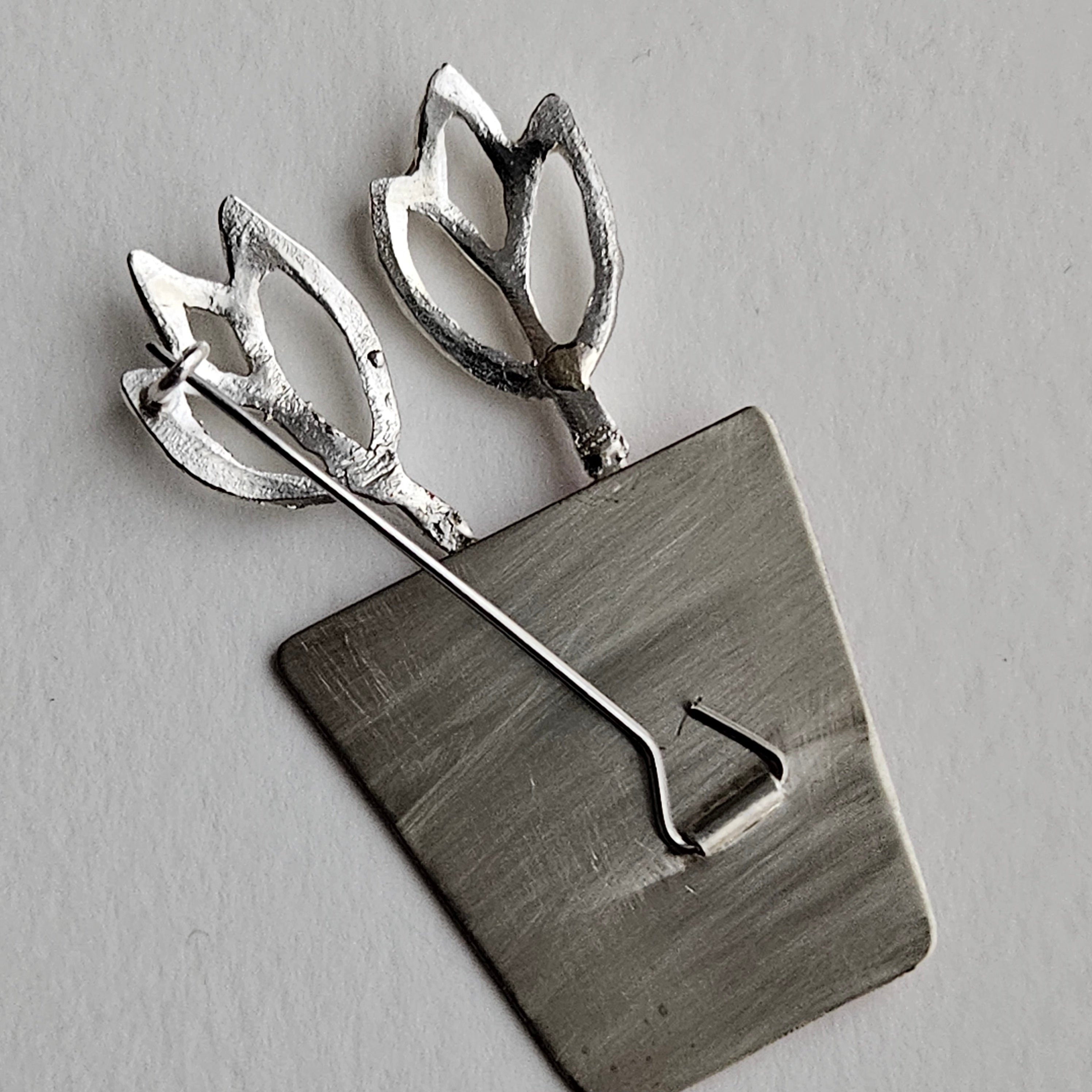 broche Tulips in a pot